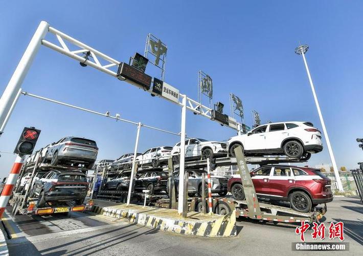 11月7日,新疆霍尔果斯公路口岸,载满中国轿车的大型笼型运输车在海关